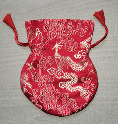 Woreczek na male - czerwony w smoki