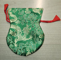 Woreczek na male - zielony w złote smoki