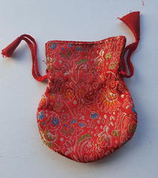 Woreczek na male - czerwony w kolorowe wzory